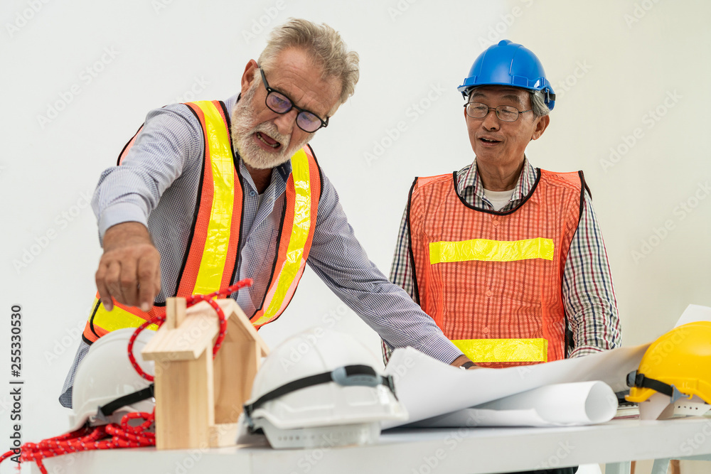 负责施工计划的高级工程师和建筑师。房屋建筑概念。