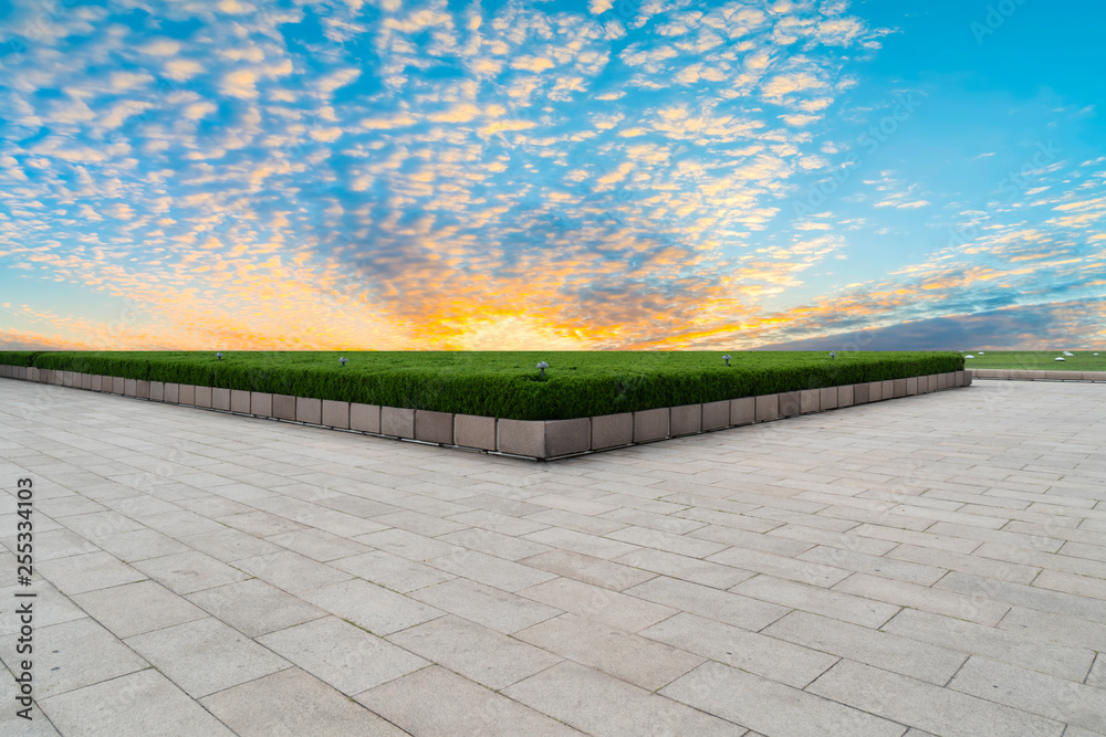 空旷的方形瓷砖和美丽的天空风景