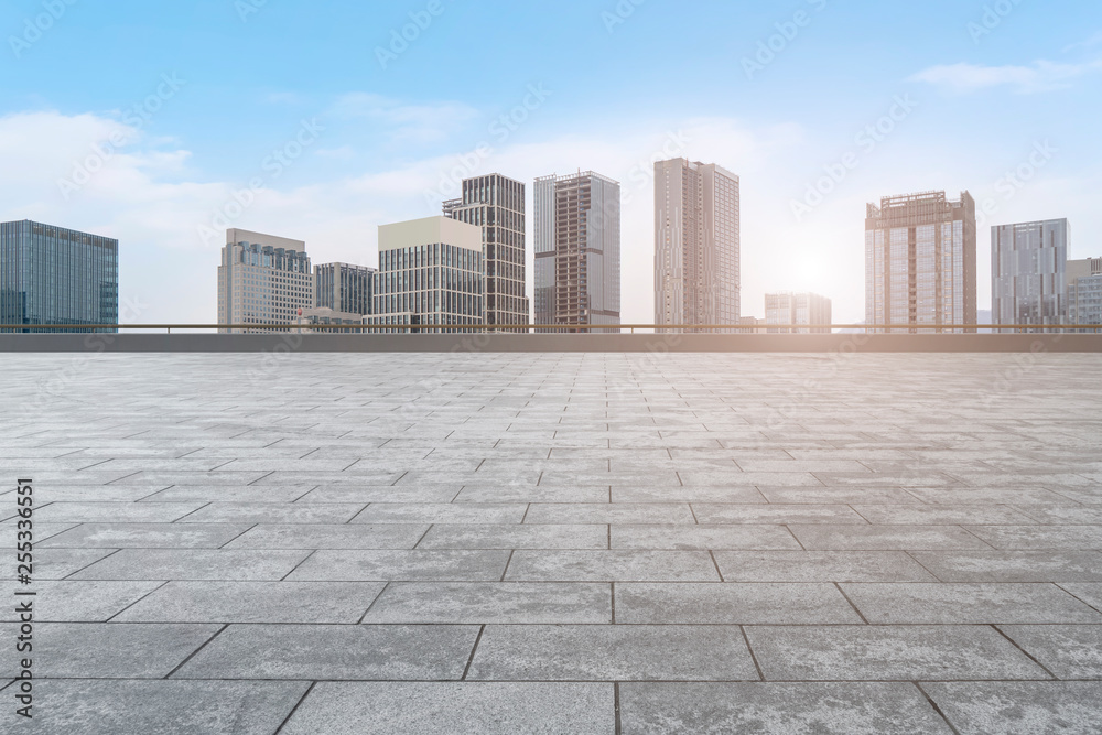 空着方形地砖的城市摩天大楼