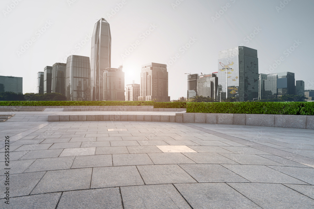 空着方形地砖的城市摩天大楼