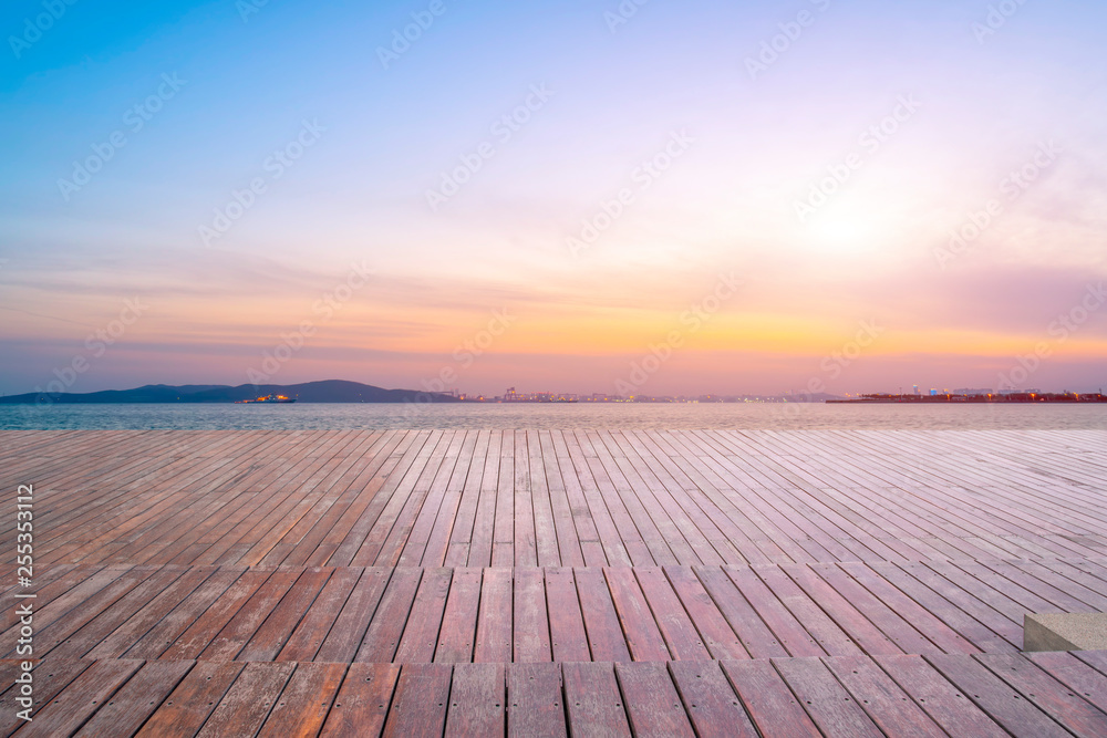 空旷的方形瓷砖和美丽的天空风景