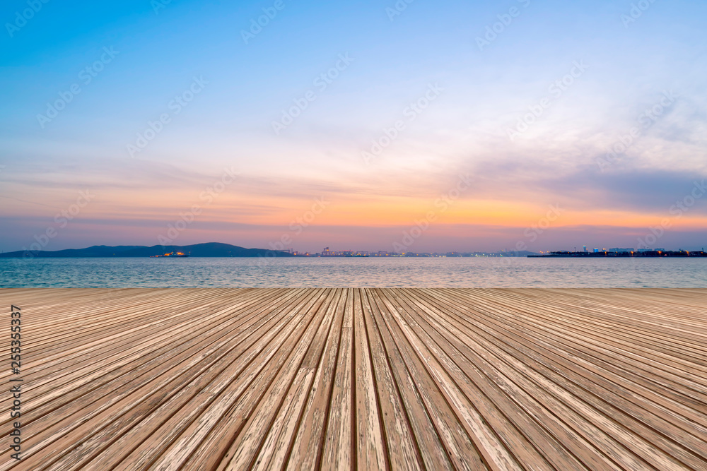 空旷的方块瓷砖和美丽的天空风景