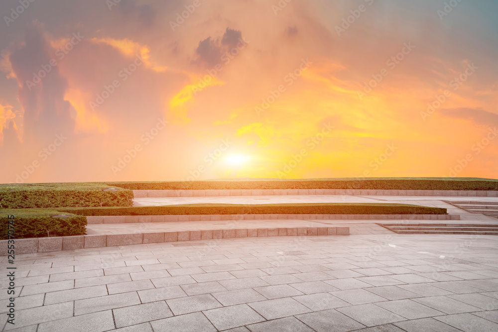 空旷的方形瓷砖和美丽的天空风景