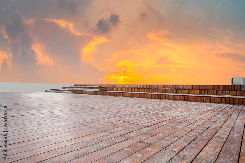 空旷的方形瓷砖和美丽的天空风景