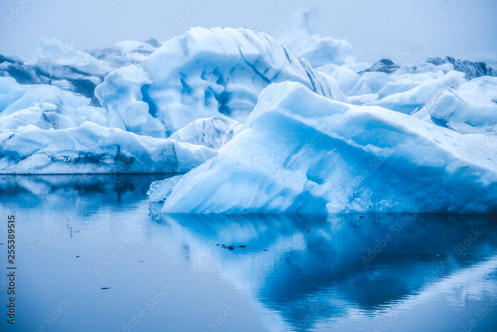 Jokursarlon的冰山冰岛美丽的冰川泻湖。Jokulsarlon是著名的旅游目的地