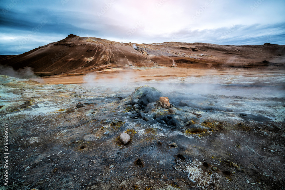 Hverir（冰岛语：Hverarond）是冰岛米瓦顿的地热区。Hverir是著名的旅游目的地。