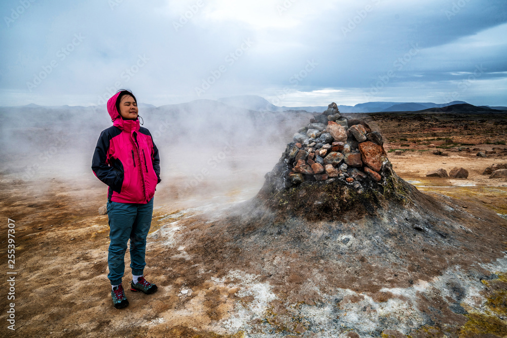 女旅行者前往冰岛的Hverir。Hverir（冰岛语：Hverarond）是Myv的地热区