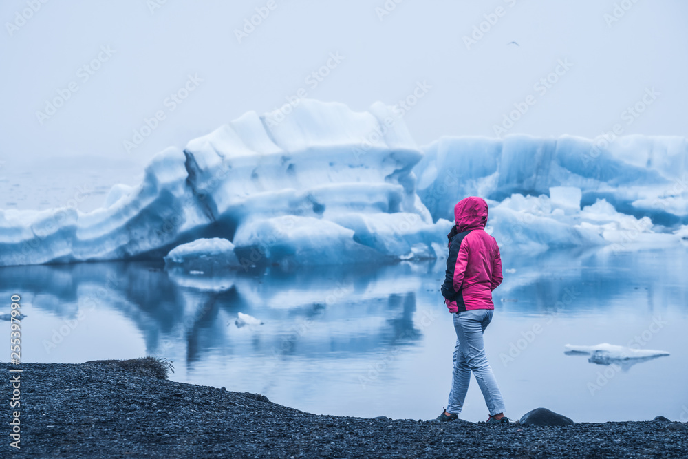 女旅行者前往冰岛美丽的Jokulsarlon冰川泻湖。Jokulsallon是一个著名的d