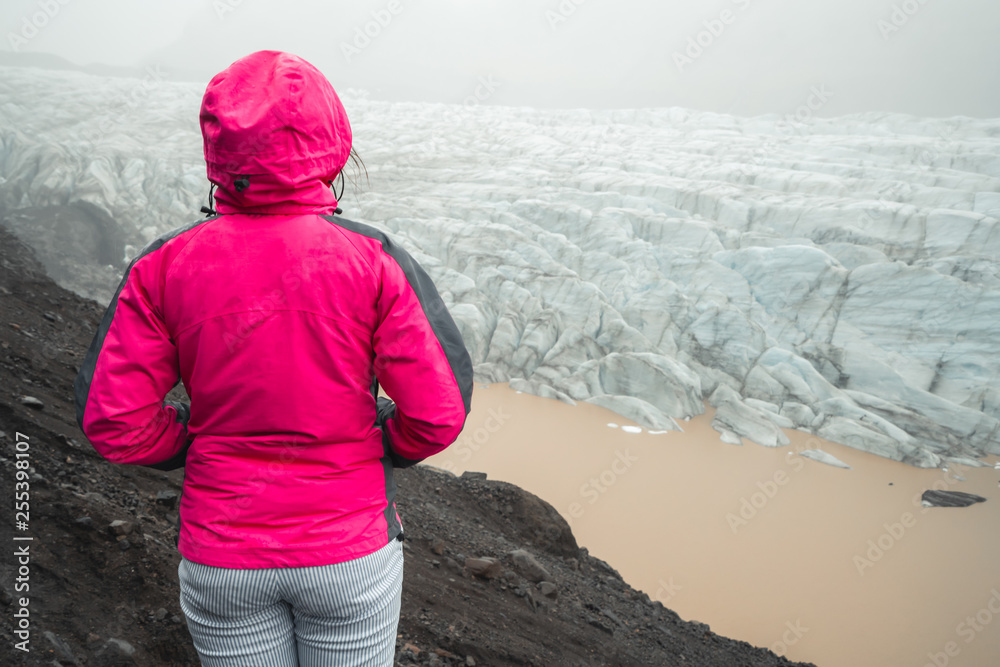 女游客在旅游目的地Svinafellsjokull冰川湖的美丽风景区旅行