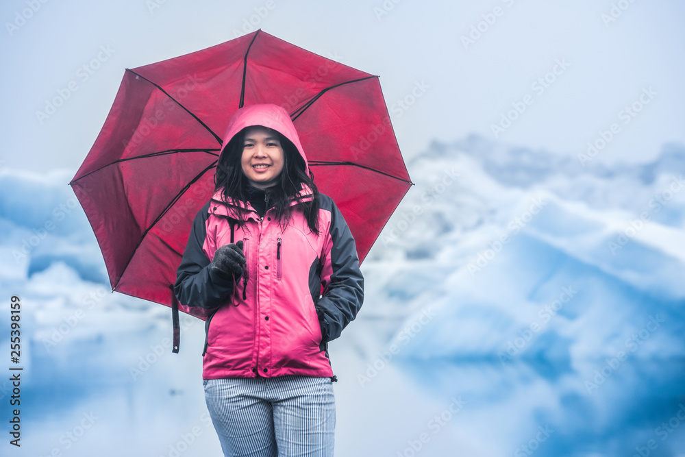 女旅行者前往冰岛美丽的Jokulsarlon冰川泻湖。Jokulsallon是一个著名的d