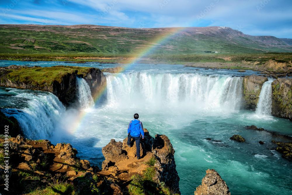 Godafoss（冰岛语：众神的瀑布）是冰岛著名的瀑布
1673228886,公园里的艺术长椅