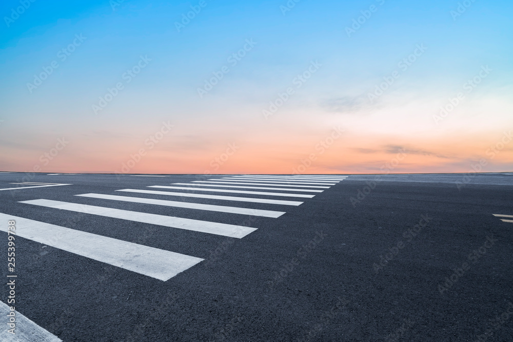 路面和天空云景观……