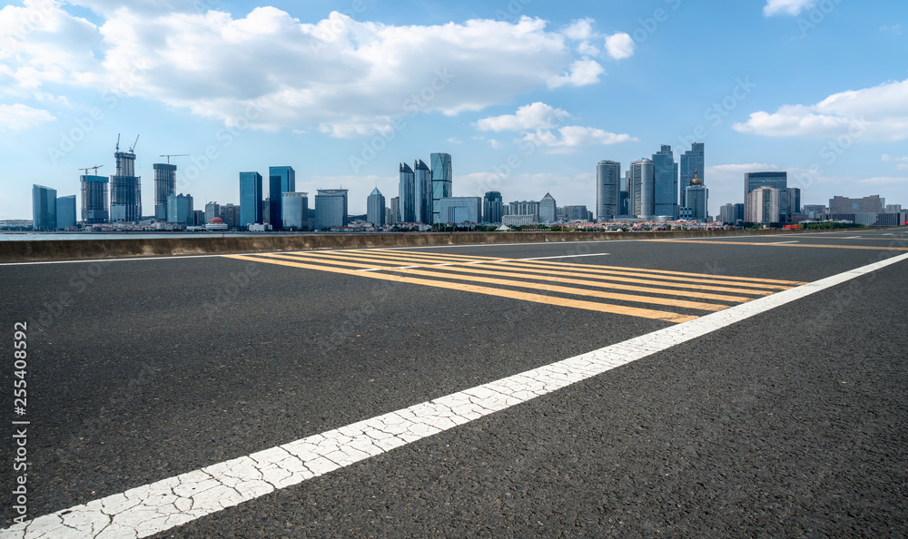 城市道路、公路和建筑天际线……