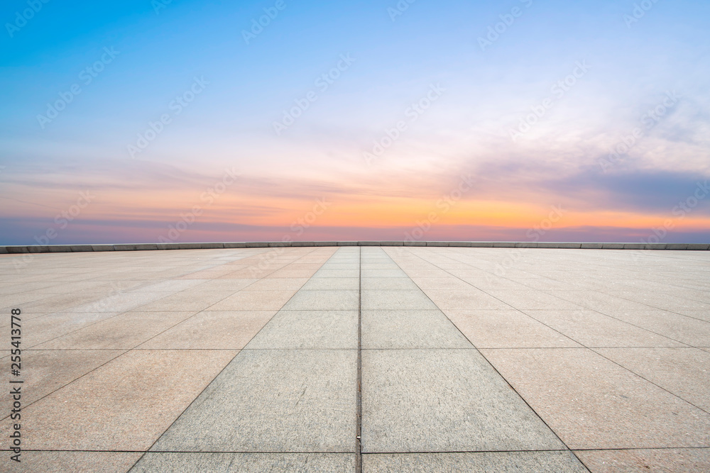 空旷的方形瓷砖和美丽的天空风景