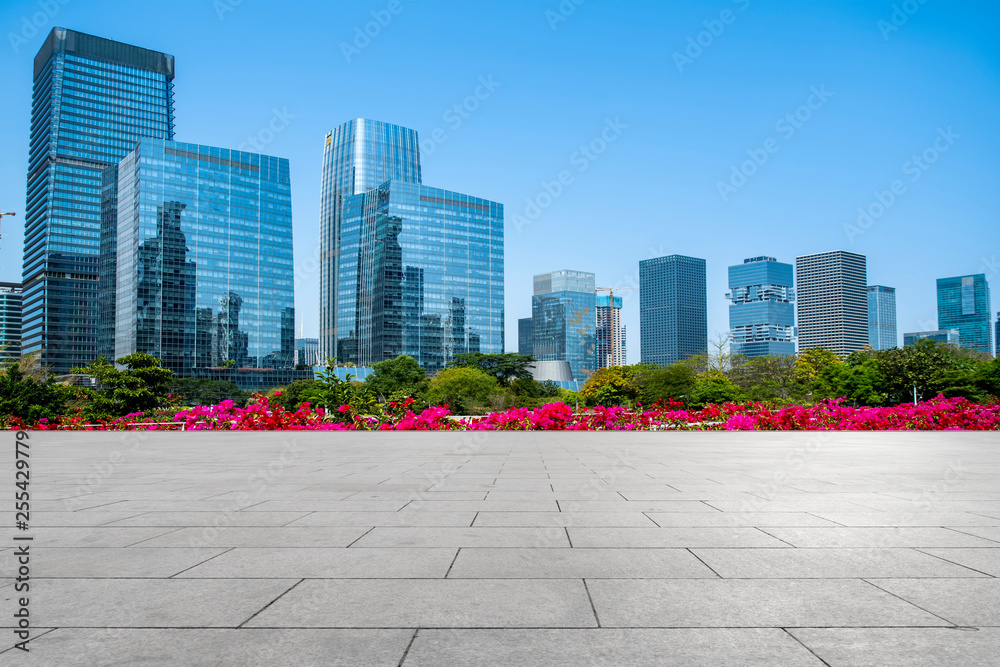 空着方形地砖的城市摩天大楼