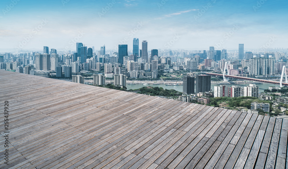 空着方形地砖的城市摩天大楼