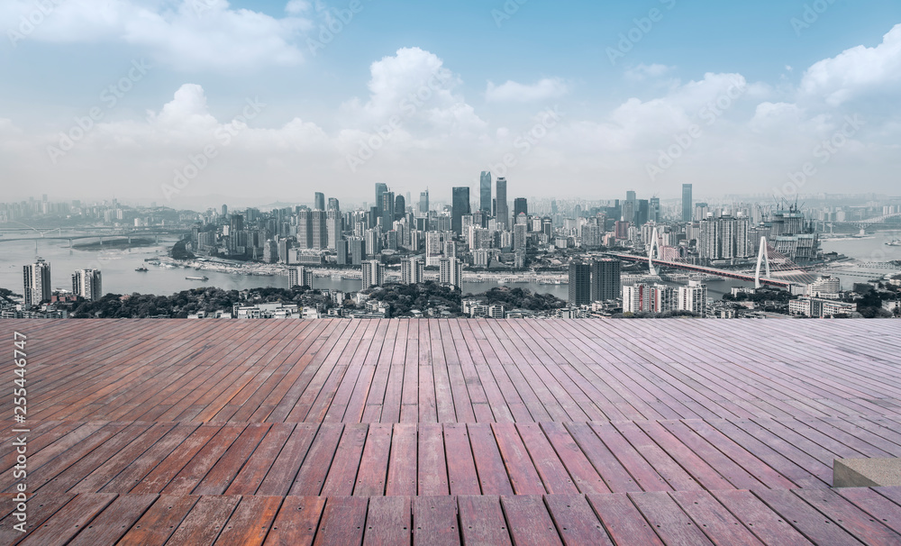 空着方形地砖的城市摩天大楼