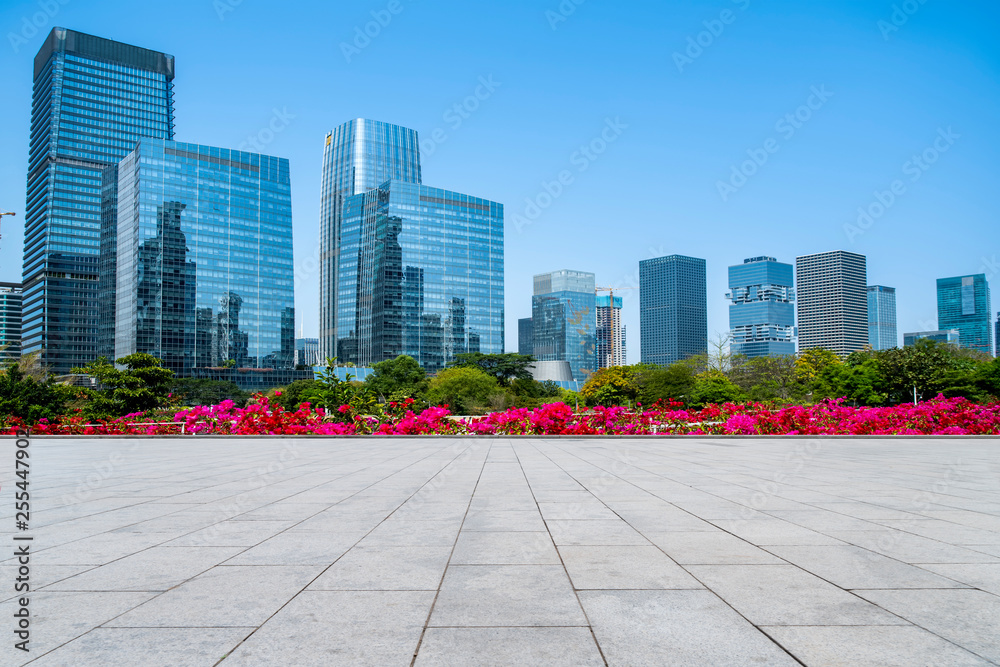 空着方形地砖的城市摩天大楼