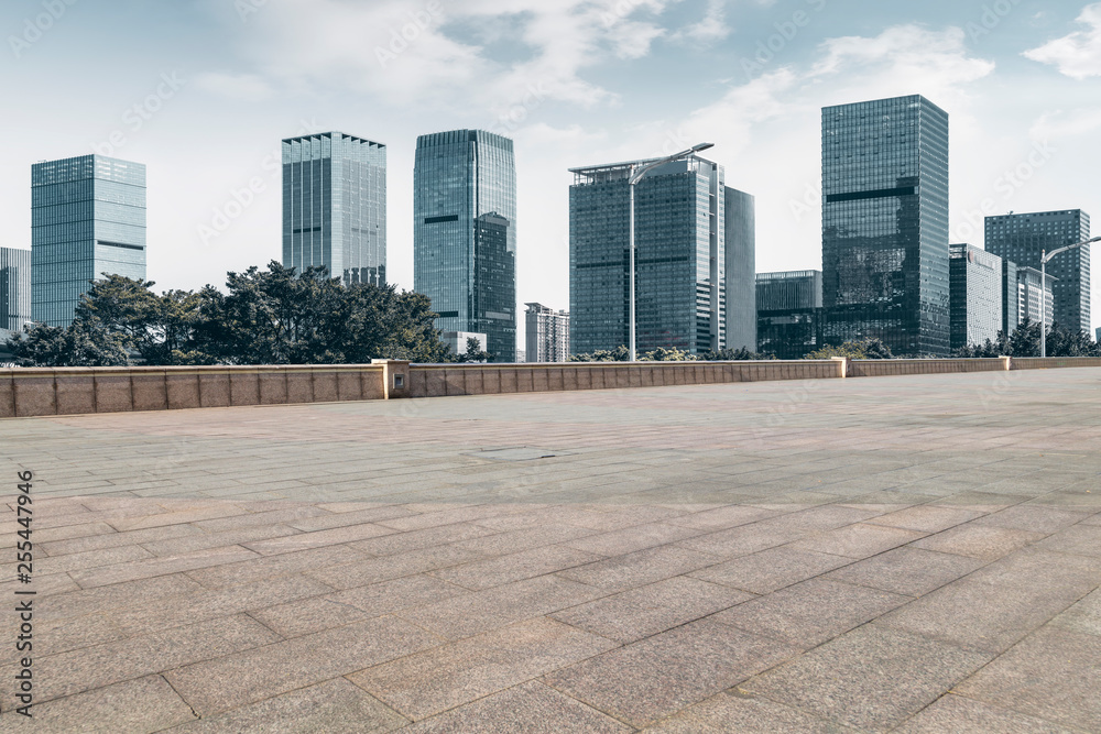 空着方形地砖的城市摩天大楼