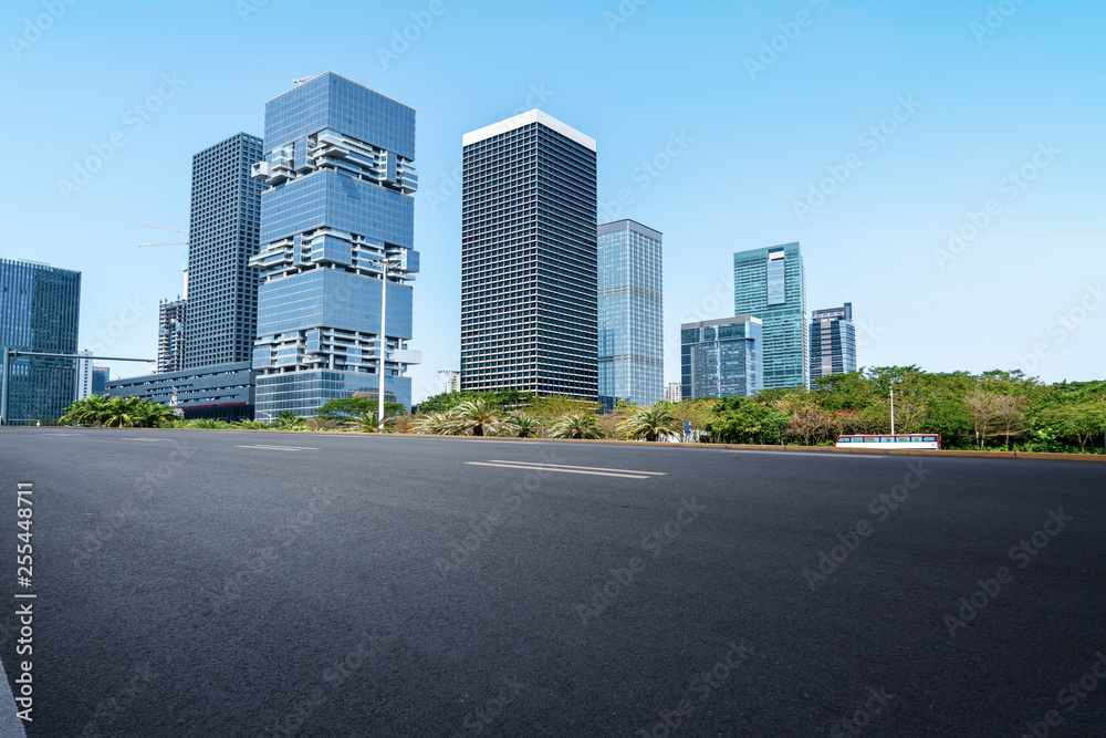 城市道路、公路和建筑天际线