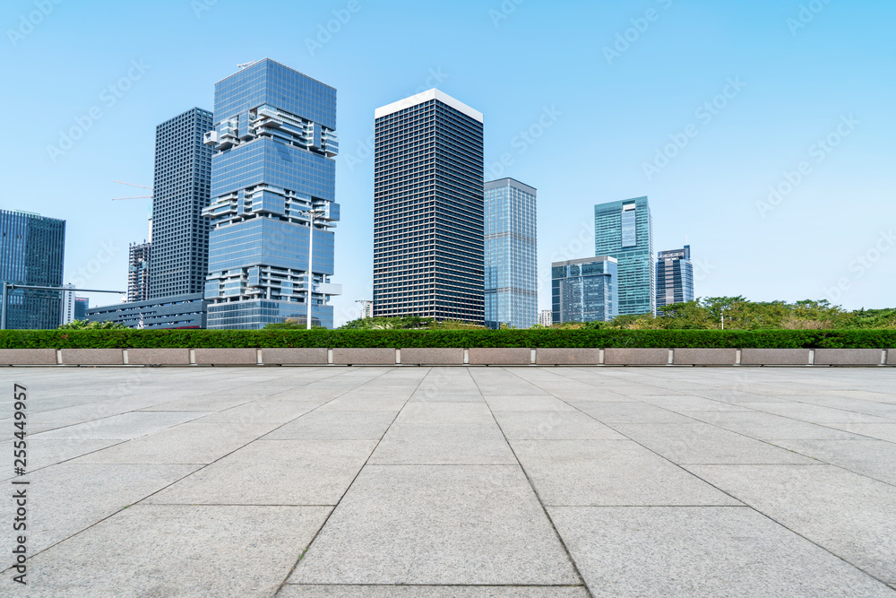 空着方形地砖的城市摩天大楼