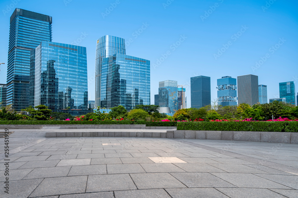 空着方形地砖的城市摩天大楼