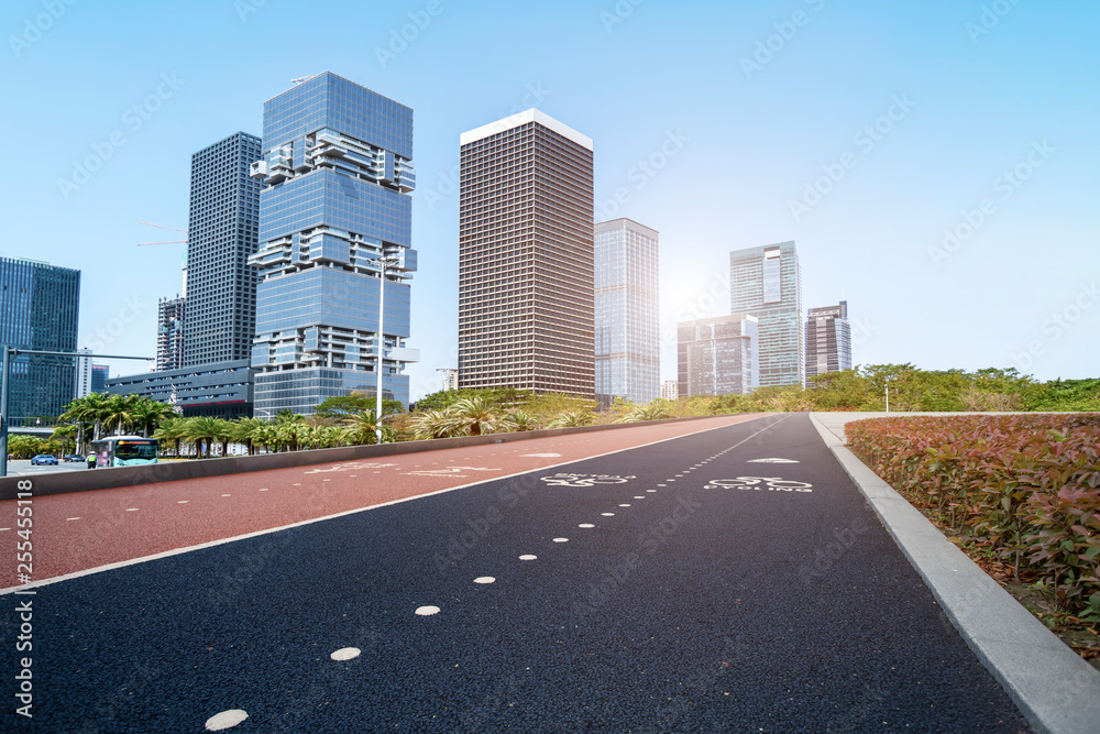 城市道路、公路和建筑天际线