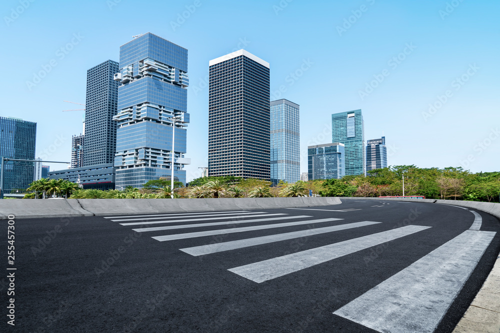 城市道路、公路和建筑天际线