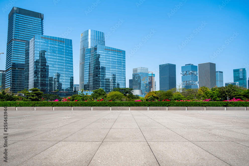 空着方形地砖的城市摩天大楼