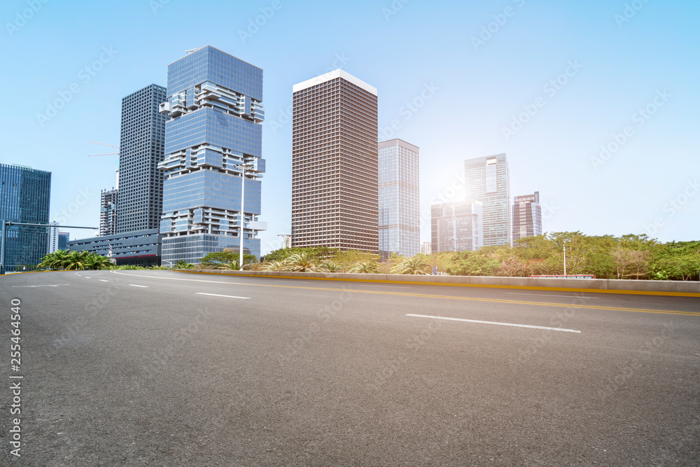 城市道路、公路和建筑天际线