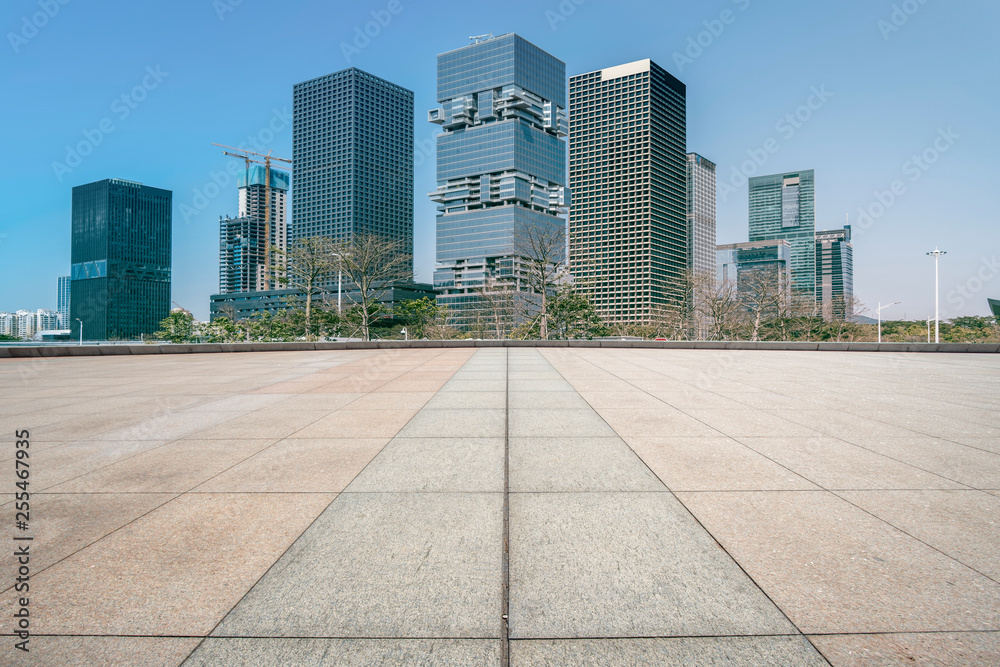 空着方形地砖的城市摩天大楼