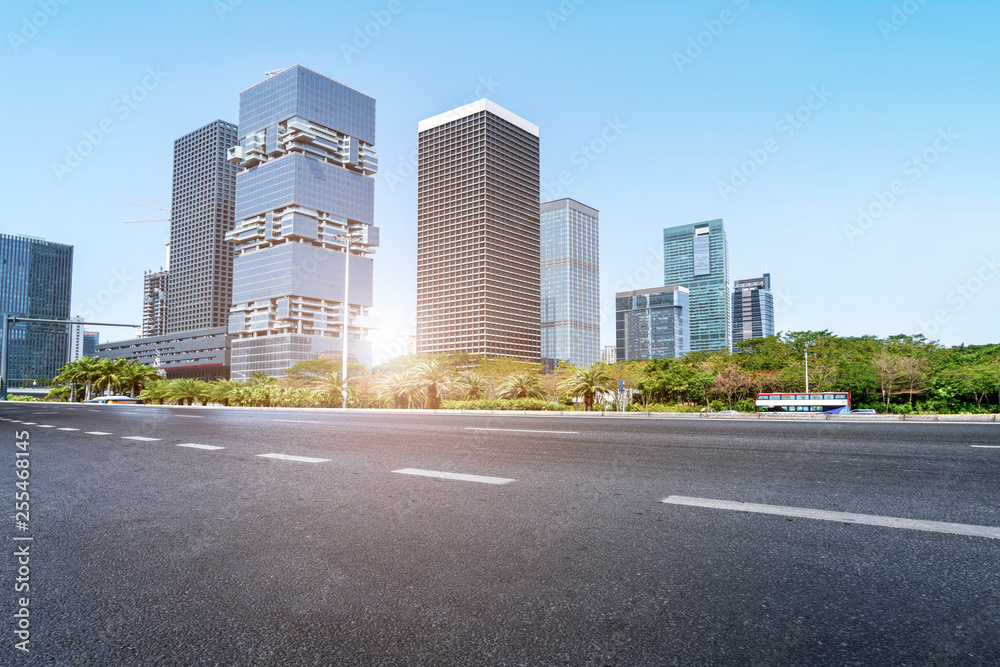 城市道路、公路和建筑天际线