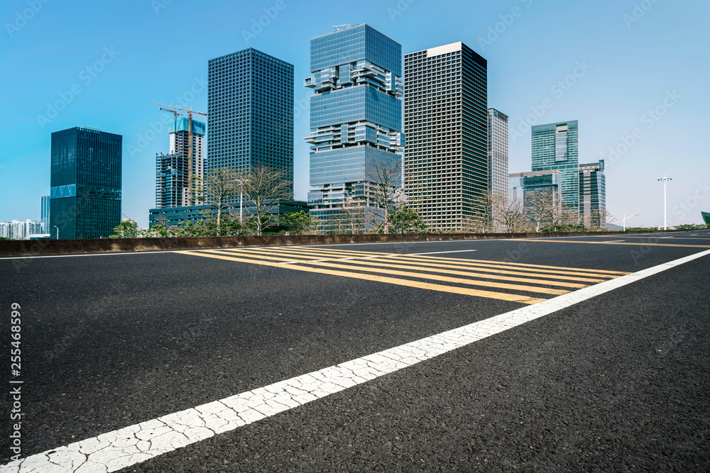 城市道路、公路和建筑天际线