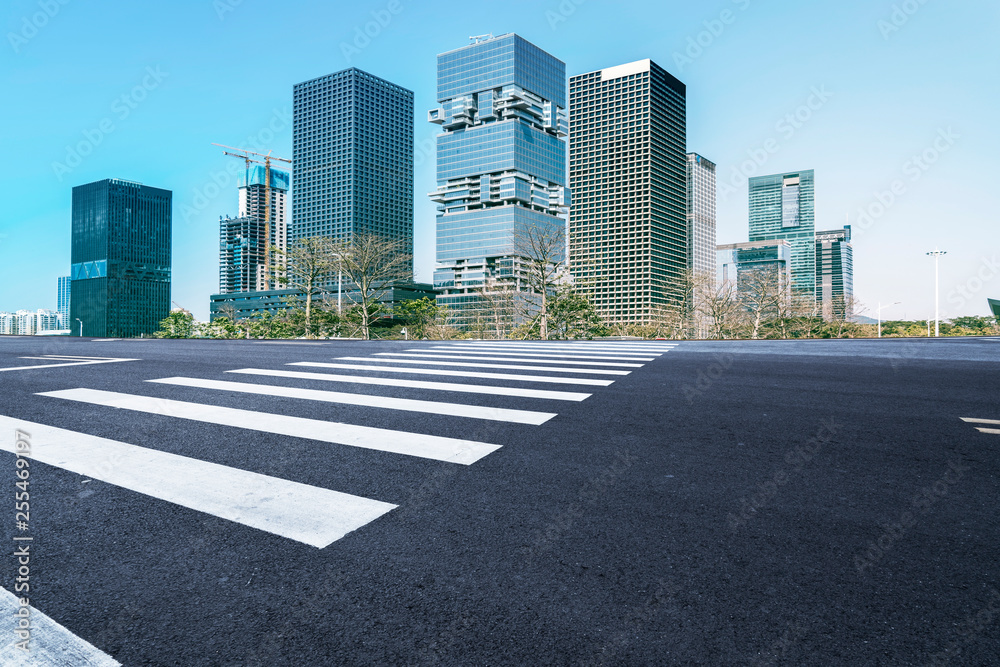 城市道路、公路和建筑天际线