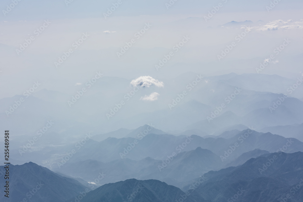 层层叠叠的山地景观