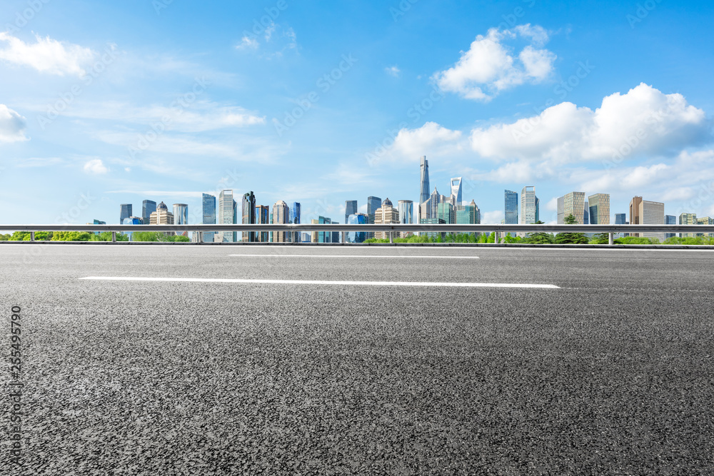 上海城市天际线和著名的标志性建筑，柏油路空无一人