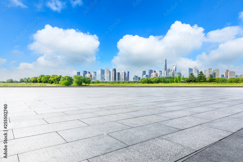 上海城市天际线全景和空荡荡的广场楼层