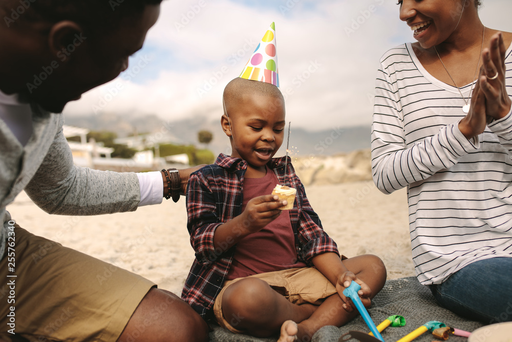 一对夫妇在海滩上庆祝儿子的生日