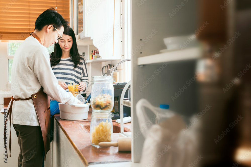 迷人的亚洲夫妇结婚，一家人一起准备美食晚餐，幸福而新鲜