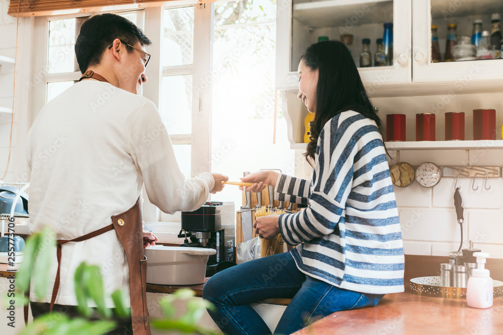 迷人的亚洲夫妇结婚，一家人一起准备美食晚餐，幸福而新鲜