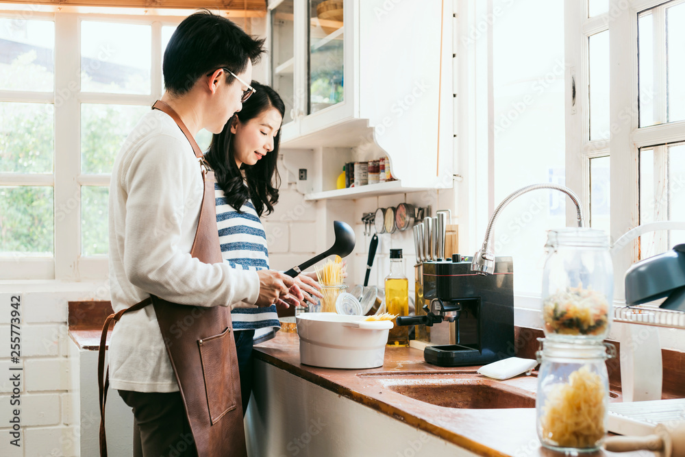 迷人的亚洲夫妇结婚，一家人一起准备美食晚餐，幸福而新鲜