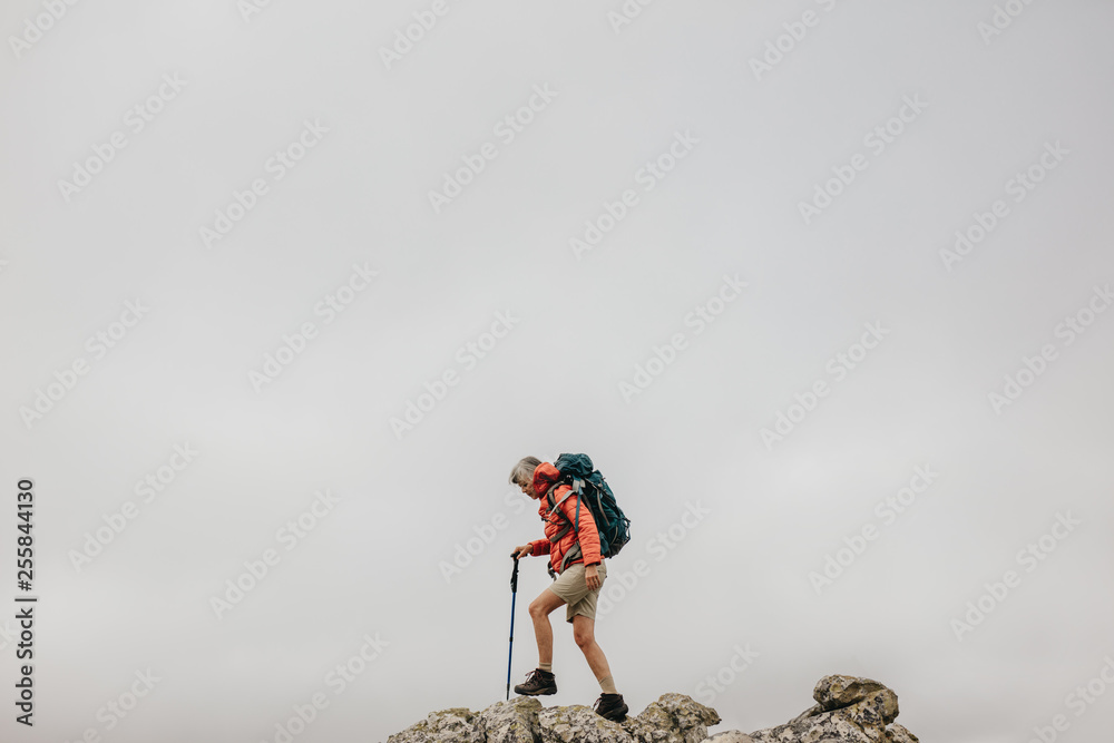 冒险徒步旅行中的女人