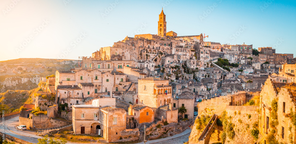 意大利Basilicata，日出时的Sassi di Matera