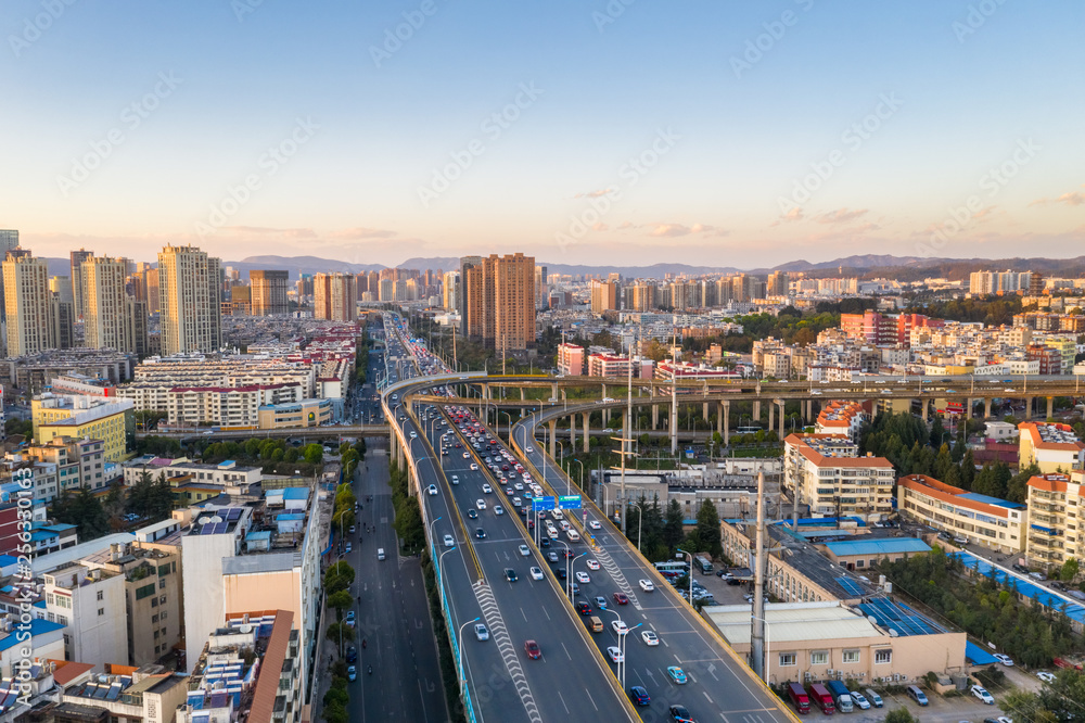 黄昏高架道路鸟瞰图