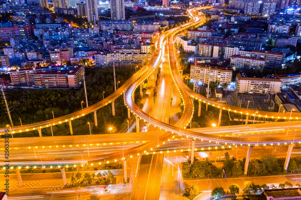 夜间立交桥及蜿蜒道路鸟瞰图