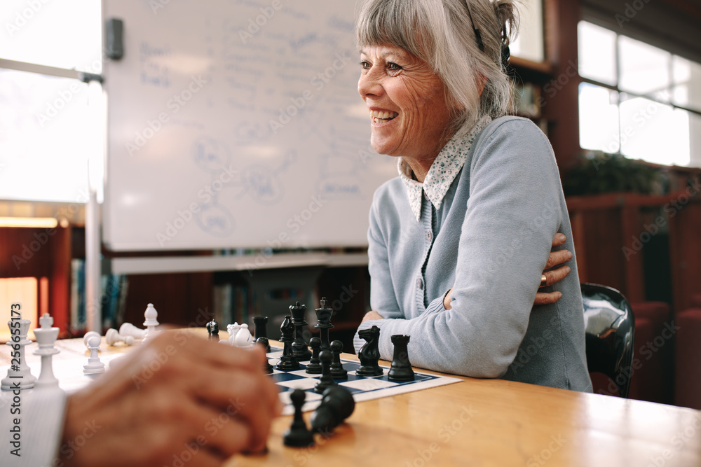 大四女生在教室里下棋