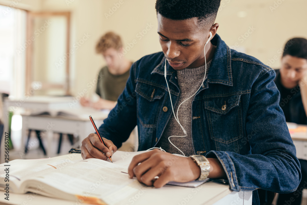 学生在大学课堂上讲课