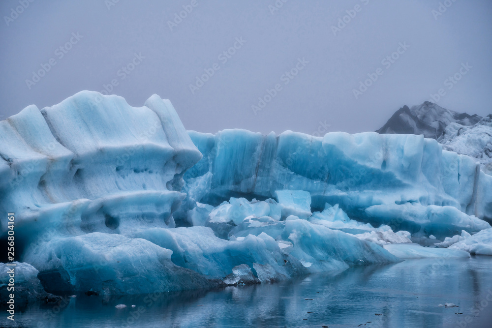 Jokursarlon的冰山冰岛美丽的冰川泻湖。Jokulsarlon是著名的旅游目的地