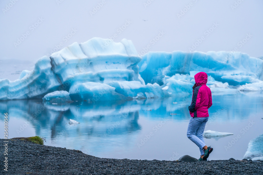 女旅行者前往冰岛美丽的Jokulsarlon冰川泻湖。Jokulsallon是一个著名的d