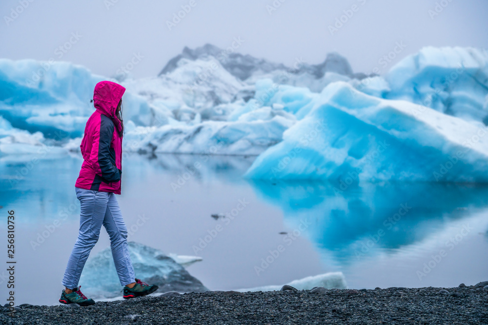 女旅行者前往冰岛美丽的Jokulsarlon冰川泻湖。Jokulsallon是一个著名的d